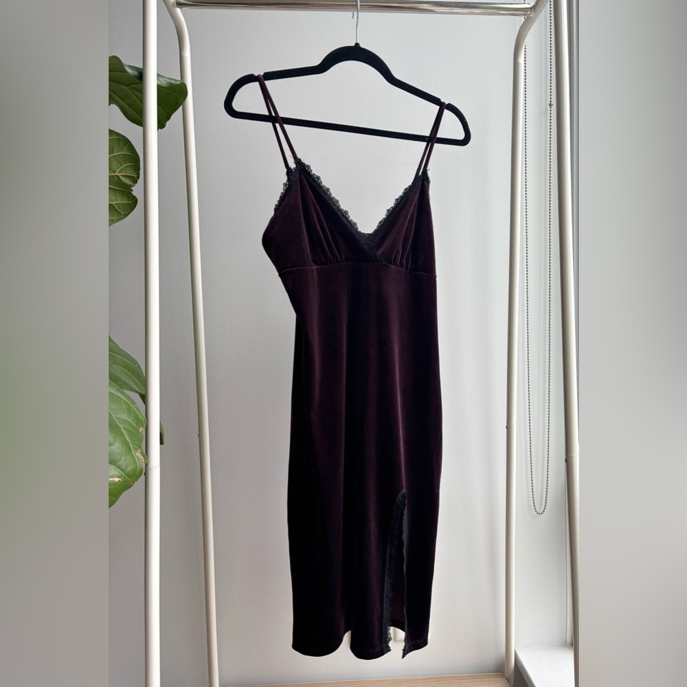 FOREVER 21 | Burgundy Velvet Lace Trim Bodycon Midi Dress with Slit
